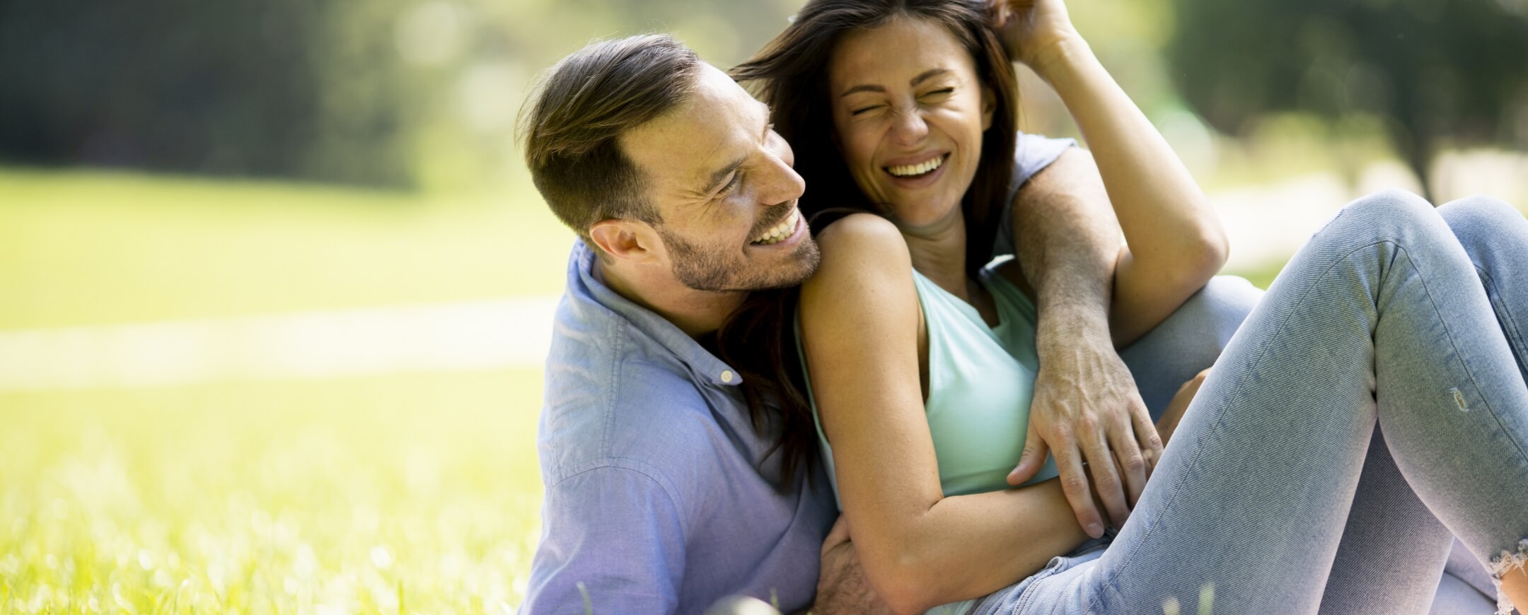 affectionate-young-couple-sitting-on-the-green-gra-2023-11-27-05-23-35-utc